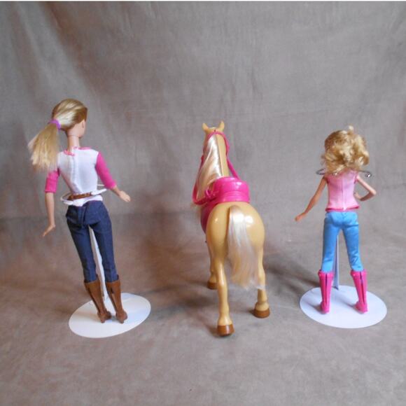 Barbie Pinktastic Sisters Riding Lessons Barbie, Stacie, & Tawny Horse Playset - Picture 4 of 9